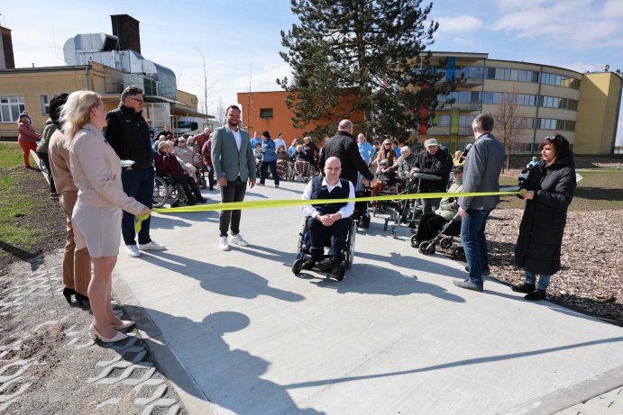  Zahradu, která láká k procházkám, mají v domově seniorů ve Chválkovicích
