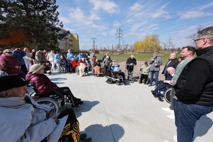  Zahradu, která láká k procházkám, mají v domově seniorů ve Chválkovicích
