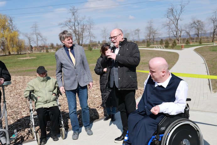  Zahradu, která láká k procházkám, mají v domově seniorů ve Chválkovicích
