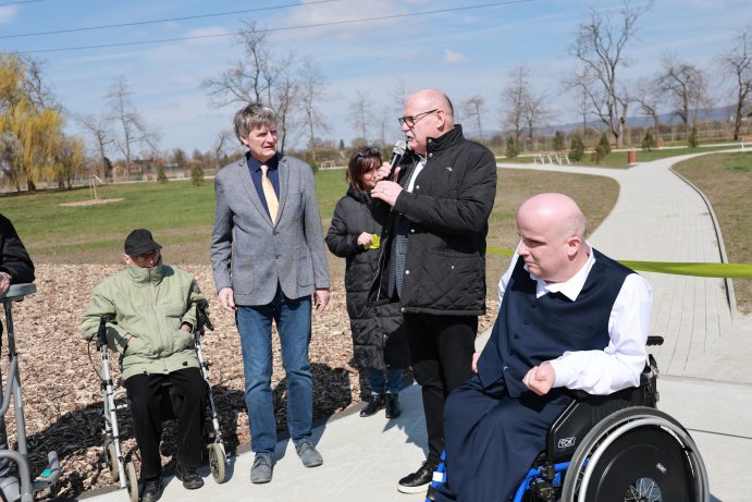  Zahradu, která láká k procházkám, mají v domově seniorů ve Chválkovicích
