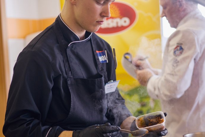  Kuchaři kouzlili s krkovičkou, baristé připravovali kávu
