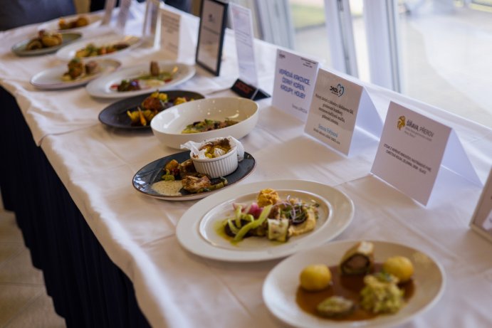  Kuchaři kouzlili s krkovičkou, baristé připravovali kávu
