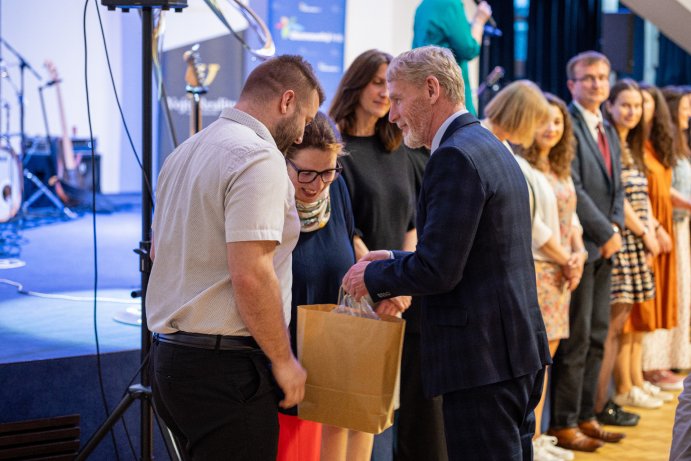  Poděkování pro pěstouny. Při Předmájové veselici
