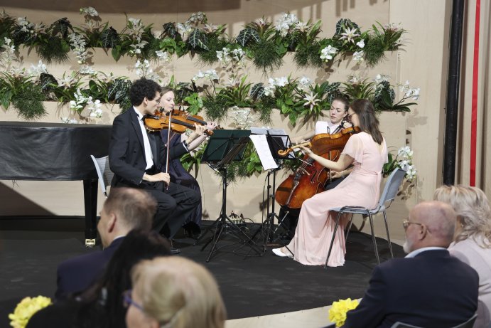  Flora propojila krásu květin a tóny hudby
