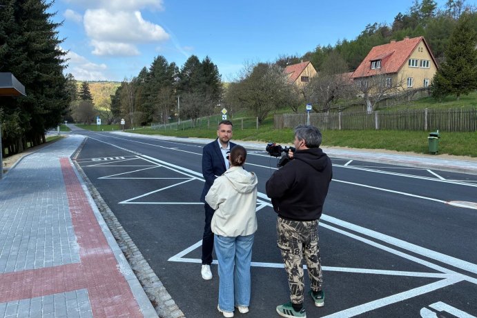  Nová autobusová zastávka, chodník a silnice v Javoříčku. Přispěl i kraj
