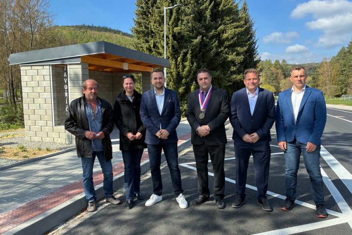  Nová autobusová zastávka, chodník a silnice v Javoříčku. Přispěl i kraj
