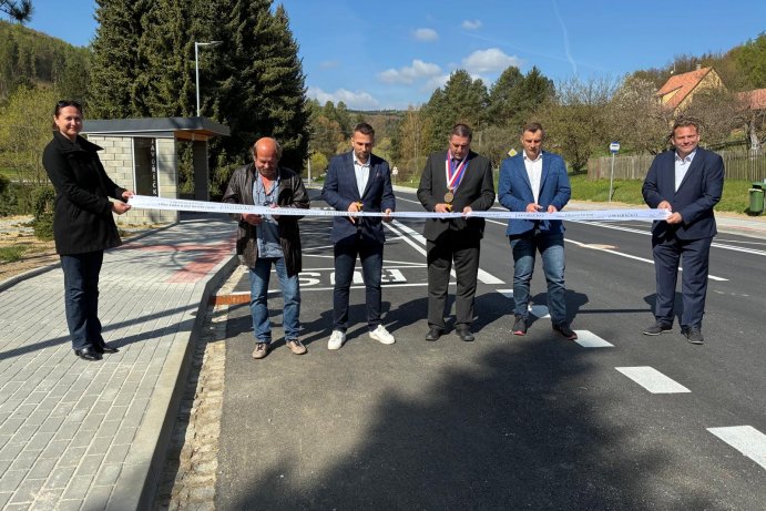  Nová autobusová zastávka, chodník a silnice v Javoříčku. Přispěl i kraj
