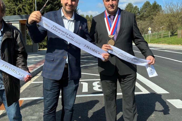  Nová autobusová zastávka, chodník a silnice v Javoříčku. Přispěl i kraj
