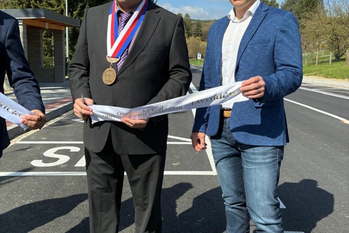  Nová autobusová zastávka, chodník a silnice v Javoříčku. Přispěl i kraj
