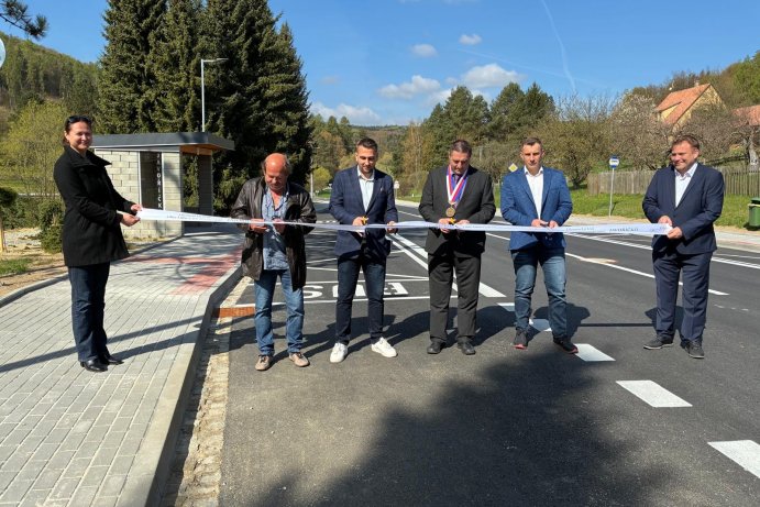  Nová autobusová zastávka, chodník a silnice v Javoříčku. Přispěl i kraj
