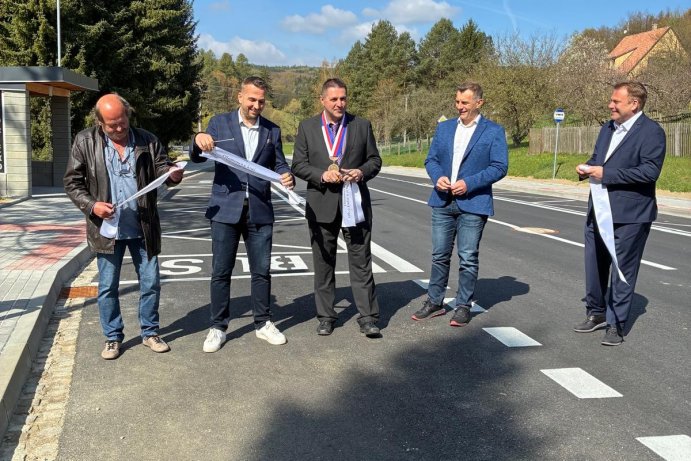  Nová autobusová zastávka, chodník a silnice v Javoříčku. Přispěl i kraj
