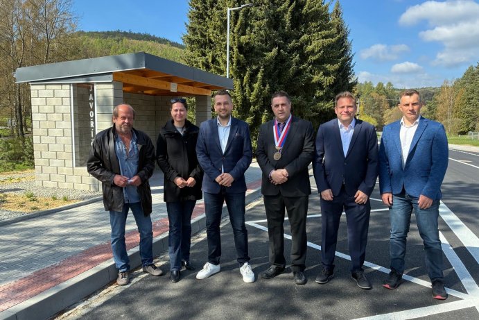  Nová autobusová zastávka, chodník a silnice v Javoříčku. Přispěl i kraj
