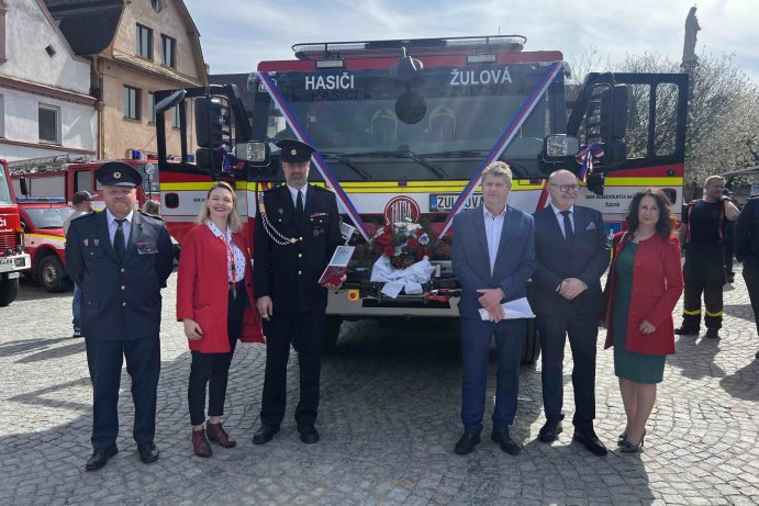  Nová cisterna pro hasiče v Žulové. Zapojili se lidé, přispěl i kraj
