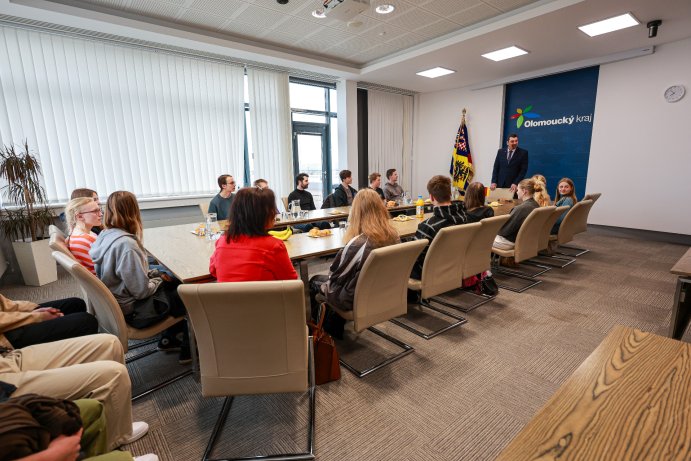  Na hejtmanství zavítali studenti z Německa
