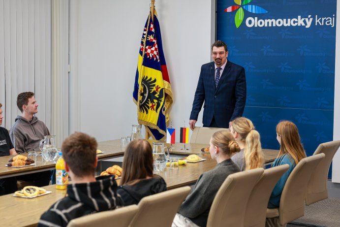  Na hejtmanství zavítali studenti z Německa
