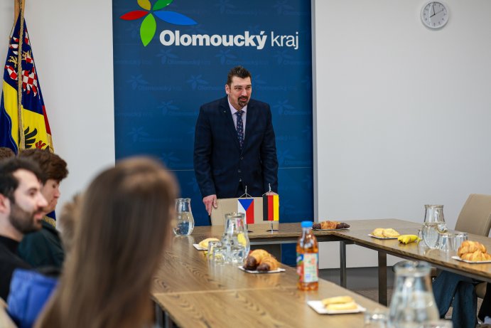  Na hejtmanství zavítali studenti z Německa
