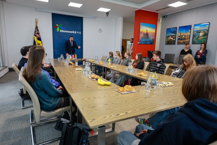  Na hejtmanství zavítali studenti z Německa
