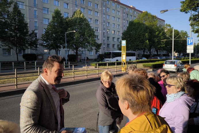  Senioři z Olomouckého kraje zahájili sezonu výletem na Rejvíz i do Zlatých Hor
