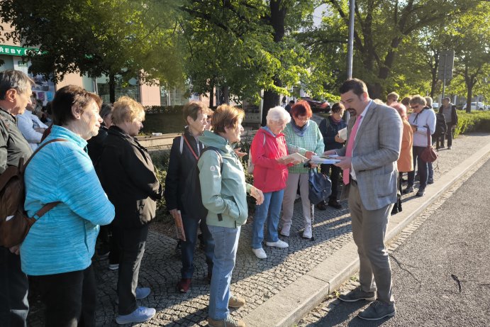  Senioři z Olomouckého kraje zahájili sezonu výletem na Rejvíz i do Zlatých Hor
