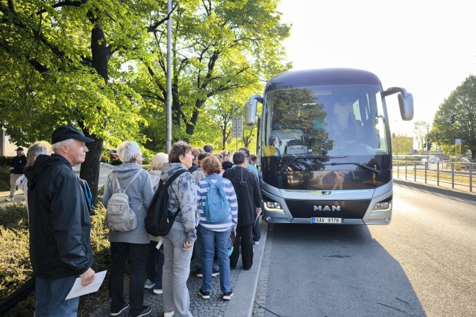  Senioři z Olomouckého kraje zahájili sezonu výletem na Rejvíz i do Zlatých Hor
