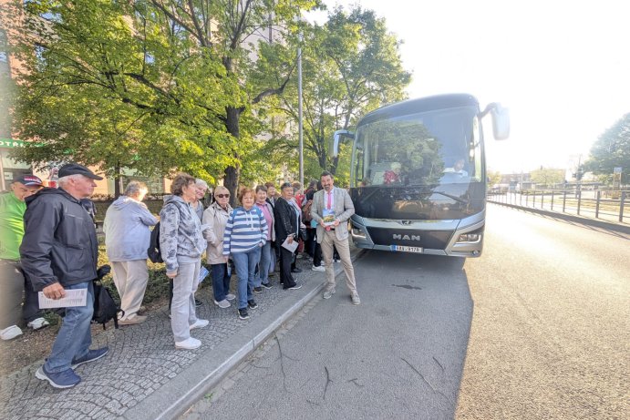  Senioři z Olomouckého kraje zahájili sezonu výletem na Rejvíz i do Zlatých Hor
