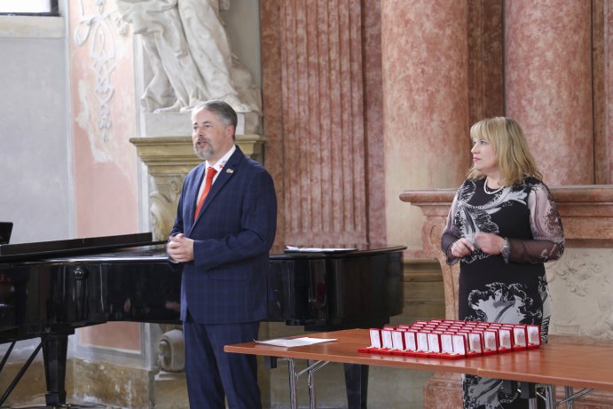  Zlatým křížem ocenili mnohonásobné dárce krve
