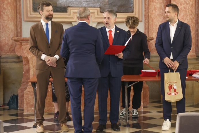 Zlatým křížem ocenili mnohonásobné dárce krve
