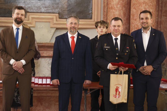  Zlatým křížem ocenili mnohonásobné dárce krve
