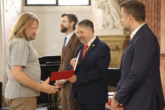  Zlatým křížem ocenili mnohonásobné dárce krve
