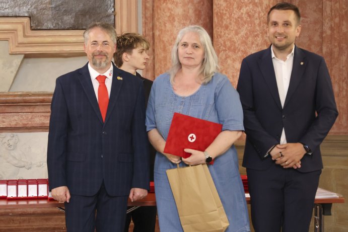  Zlatým křížem ocenili mnohonásobné dárce krve
