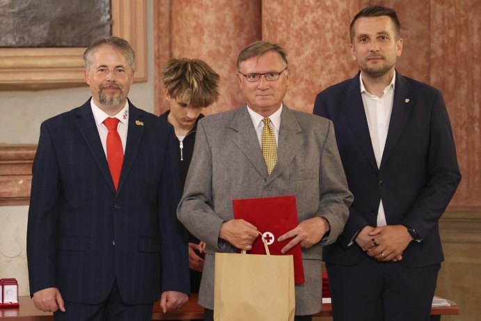  Zlatým křížem ocenili mnohonásobné dárce krve
