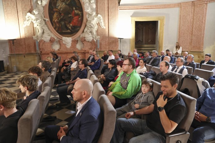  Zlatým křížem ocenili mnohonásobné dárce krve

