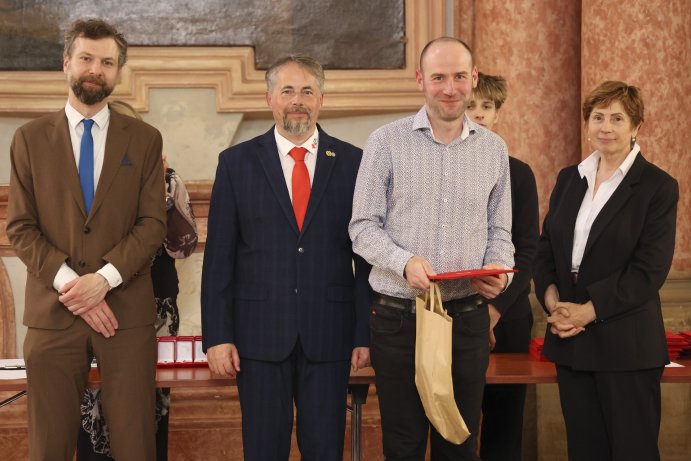  Zlatým křížem ocenili mnohonásobné dárce krve
