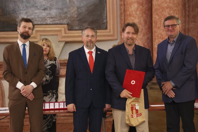  Zlatým křížem ocenili mnohonásobné dárce krve
