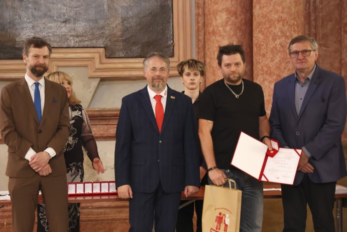  Zlatým křížem ocenili mnohonásobné dárce krve
