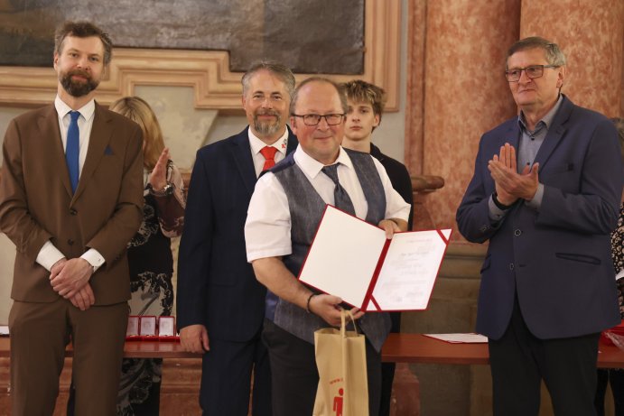 Zlatým křížem ocenili mnohonásobné dárce krve

