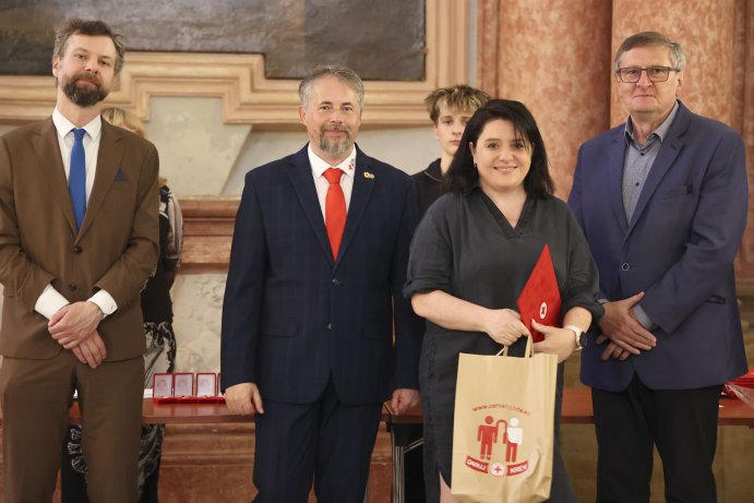 Zlatým křížem ocenili mnohonásobné dárce krve
