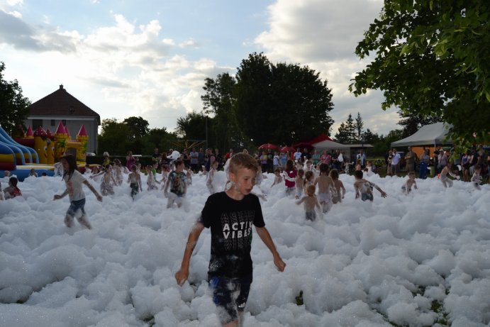  Štarnovští hasiči oslavili 140 let služby obci. Pokřtili nový prapor i zásahový vůz