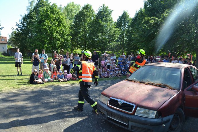  Štarnovští hasiči oslavili 140 let služby obci. Pokřtili nový prapor i zásahový vůz