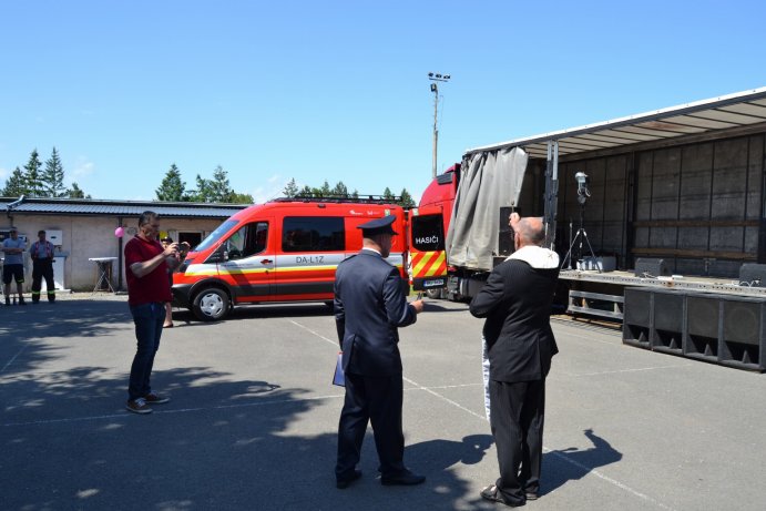  Štarnovští hasiči oslavili 140 let služby obci. Pokřtili nový prapor i zásahový vůz