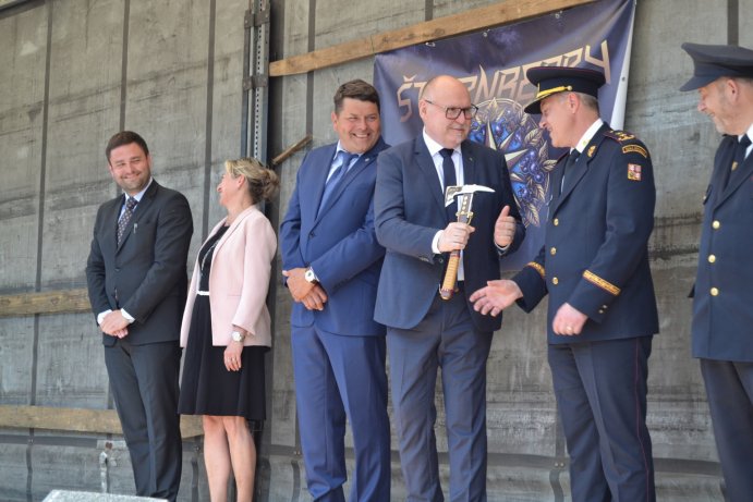  Štarnovští hasiči oslavili 140 let služby obci. Pokřtili nový prapor i zásahový vůz