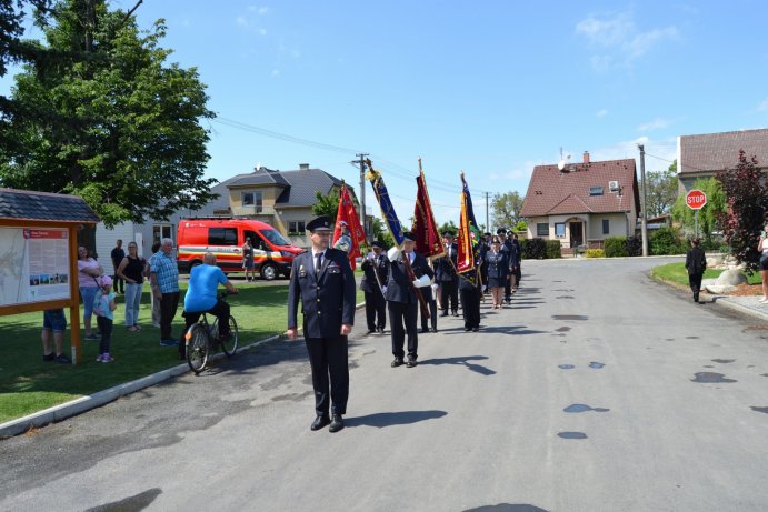  Štarnovští hasiči oslavili 140 let služby obci. Pokřtili nový prapor i zásahový vůz