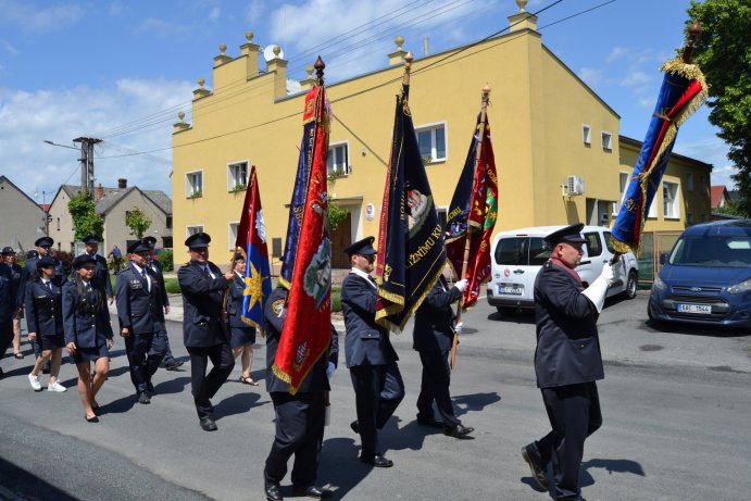  Štarnovští hasiči oslavili 140 let služby obci. Pokřtili nový prapor i zásahový vůz