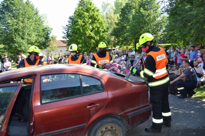  Štarnovští hasiči oslavili 140 let služby obci. Pokřtili nový prapor i zásahový vůz