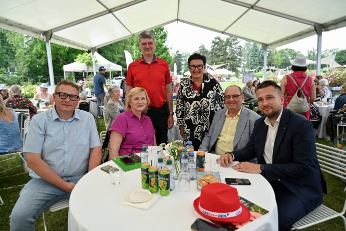  Senioři si užili den v rozáriu. Projekt Stárneme společně propojil generace
