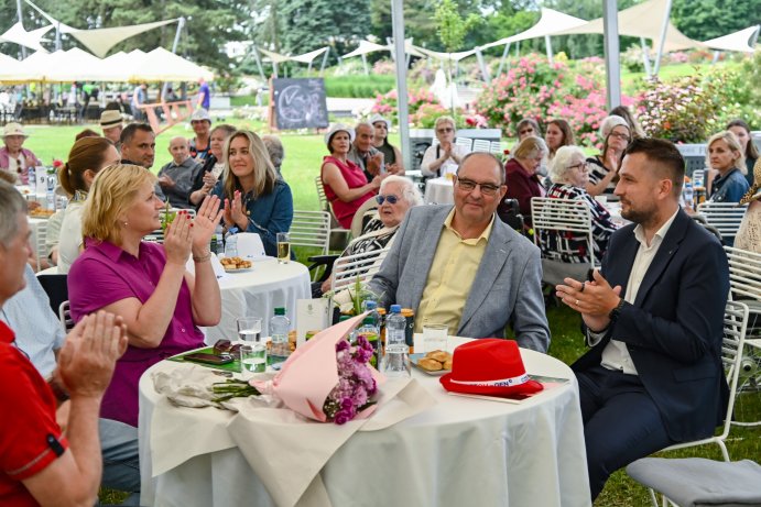  Senioři si užili den v rozáriu. Projekt Stárneme společně propojil generace
