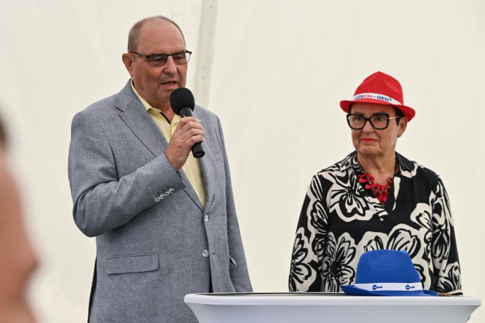  Senioři si užili den v rozáriu. Projekt Stárneme společně propojil generace
