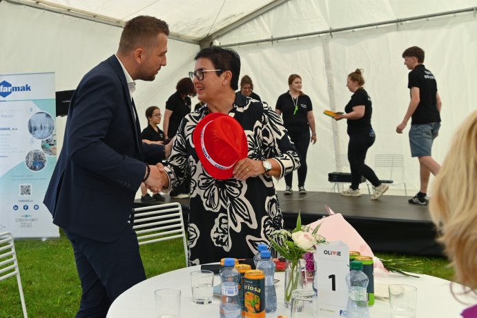  Senioři si užili den v rozáriu. Projekt Stárneme společně propojil generace
