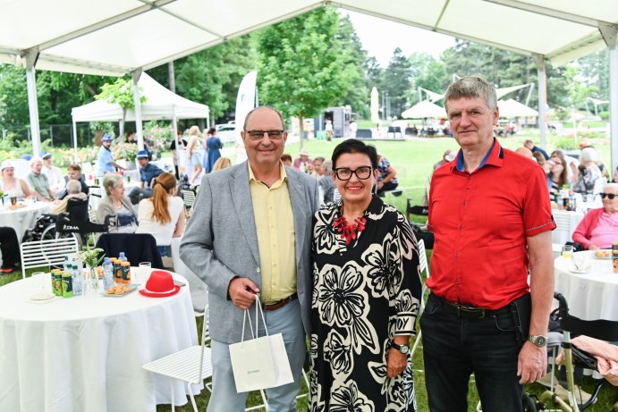  Senioři si užili den v rozáriu. Projekt Stárneme společně propojil generace
