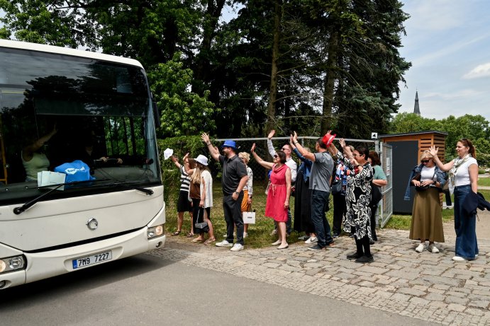  Senioři si užili den v rozáriu. Projekt Stárneme společně propojil generace
